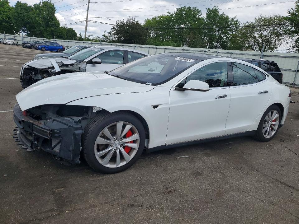 52258526 :رقم المزاد ، 5YJSA1S29FF085814 vin ، 2015 Tesla Model S مزاد بيع