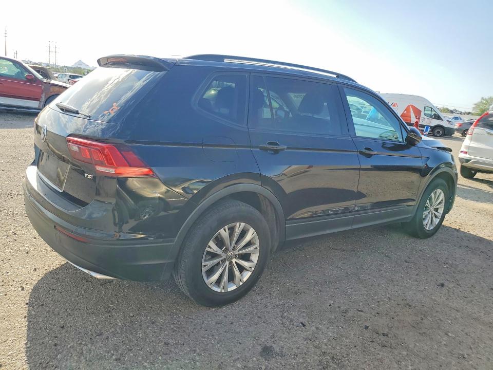 53297016 :رقم المزاد ، 3VV1B7AX7JM027084 vin ، 2018 Volkswagen Tiguan مزاد بيع