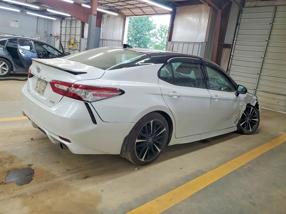 52372696 :رقم المزاد ، 4T1BZ1HK2JU021268 vin ، 2018 Toyota Camry مزاد بيع
