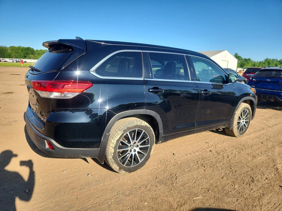 Продажа на аукционе авто 2018 Toyota Highlander, vin: 5TDJZRFH7JS900436, номер лота: 54871416