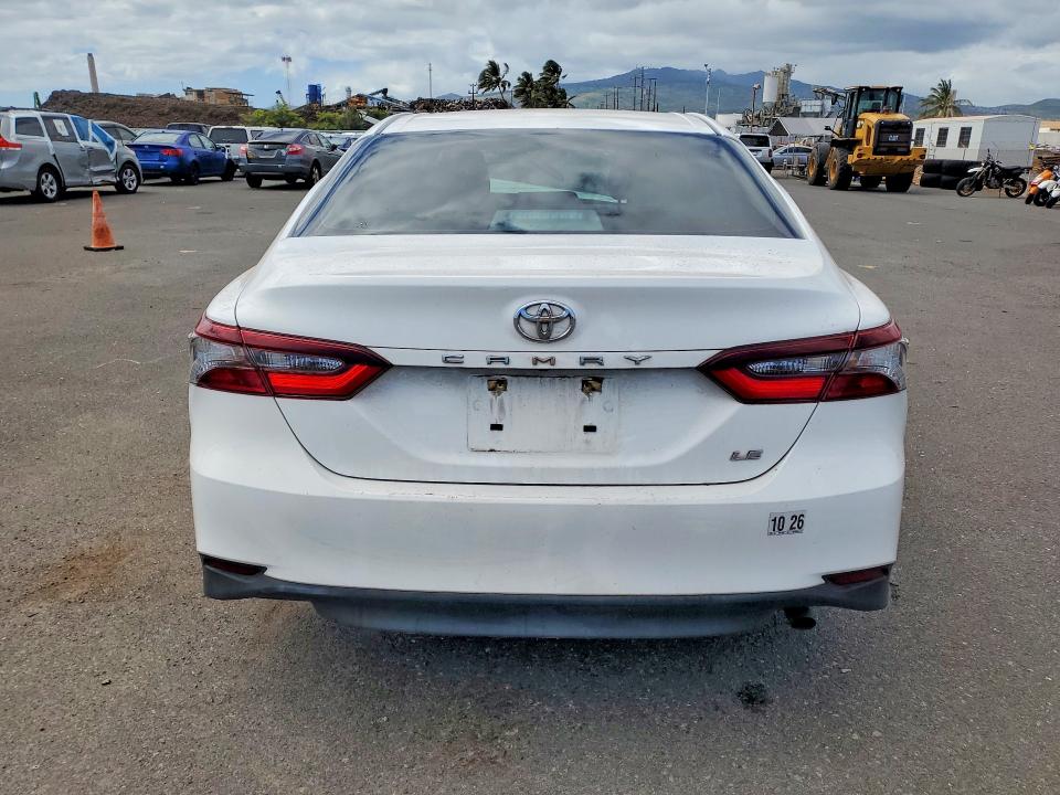 55643906 :رقم المزاد ، 4T1C11AK6NU064135 vin ، 2022 Toyota Camry مزاد بيع