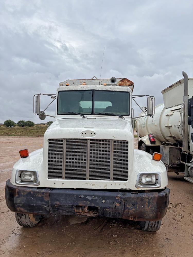 50257936 :رقم المزاد ، 2NPNHZ7X31M555012 vin ، 2001 Peterbilt 330 مزاد بيع