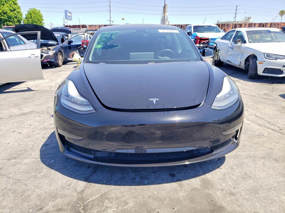 52902826 :رقم المزاد ، 5YJ3E1EA1KF305078 vin ، 2019 Tesla Model 3 مزاد بيع