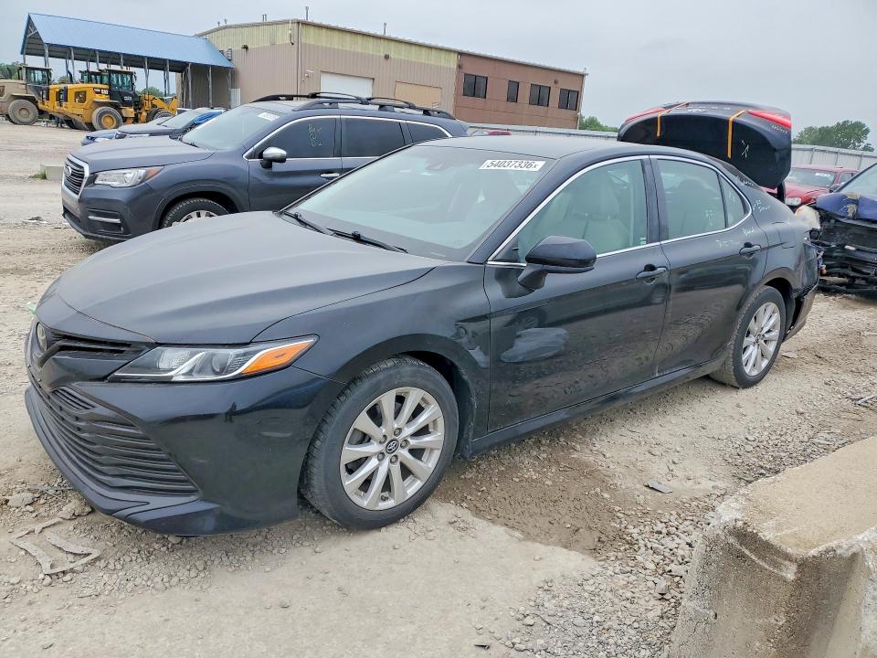 54037336 :رقم المزاد ، 4T1B11HK4JU007010 vin ، 2018 Toyota Camry مزاد بيع