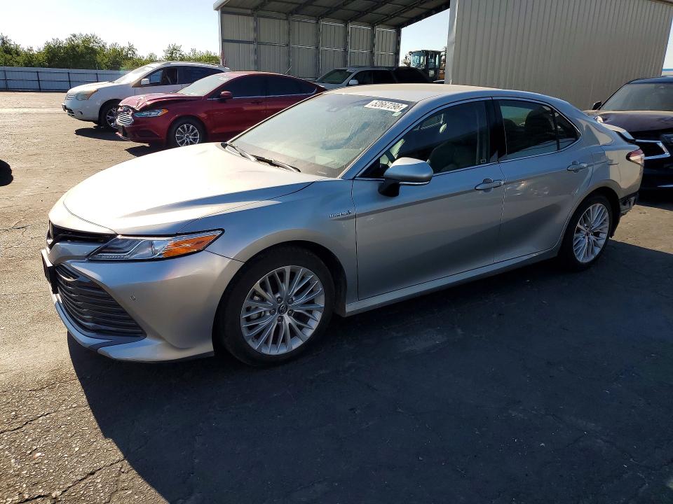 52667296 :رقم المزاد ، 4T1B21HK8JU502033 vin ، 2018 Toyota Camry Hybrid مزاد بيع