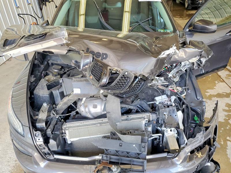55132326 :رقم المزاد ، 1C4PJMCB4JD599642 vin ، 2018 Jeep Cherokee مزاد بيع