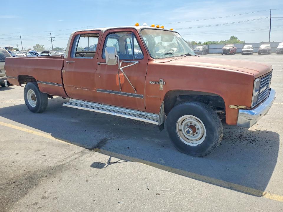 52026986 :رقم المزاد ، 1GCHK33M2DS109938 vin ، 1983 Chev K30 مزاد بيع