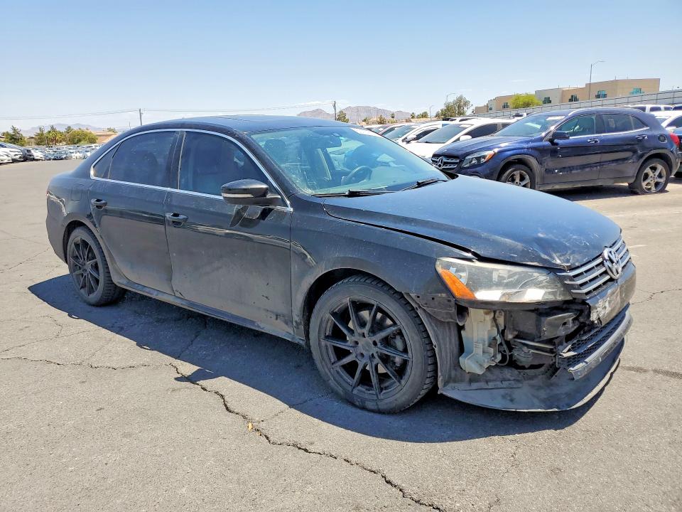 53131806 :رقم المزاد ، 1VWBV7A33FC008996 vin ، 2015 Volkswagen Passat مزاد بيع