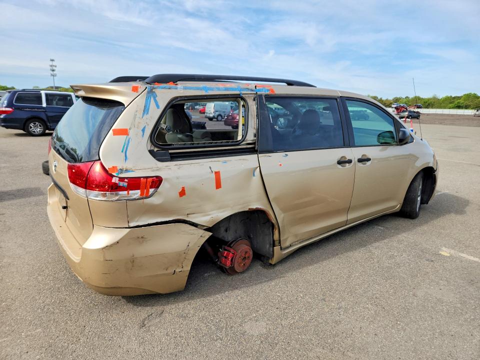 54431226 :رقم المزاد ، 5TDZK3DC2BS078206 vin ، 2011 Toyota Sienna مزاد بيع