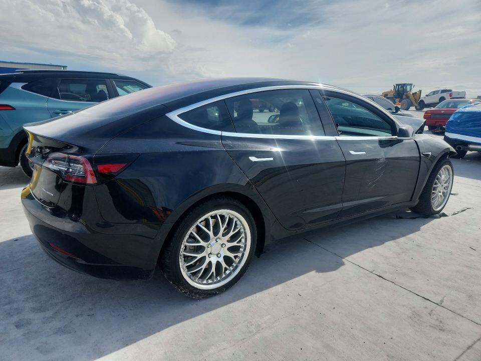 52733126 :رقم المزاد ، 5YJ3E1EB1JF178534 vin ، 2018 Tesla Model 3 مزاد بيع