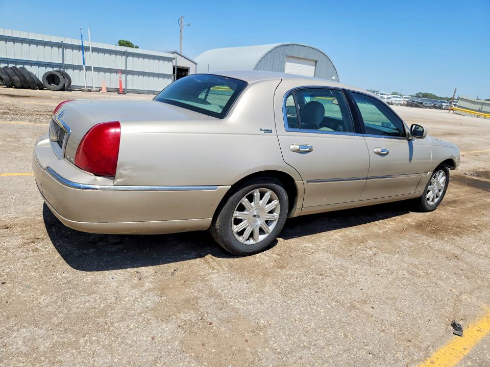 53301726 :رقم المزاد ، 2LNBL8CV5AX750840 vin ، 2010 Lincoln Town Car مزاد بيع