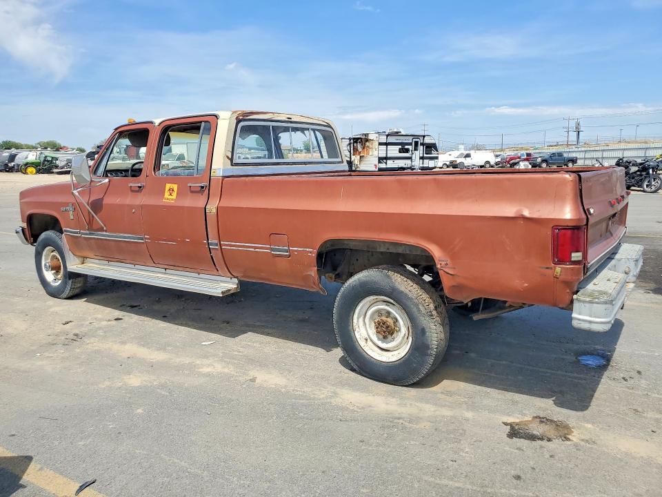 52026986 :رقم المزاد ، 1GCHK33M2DS109938 vin ، 1983 Chev K30 مزاد بيع