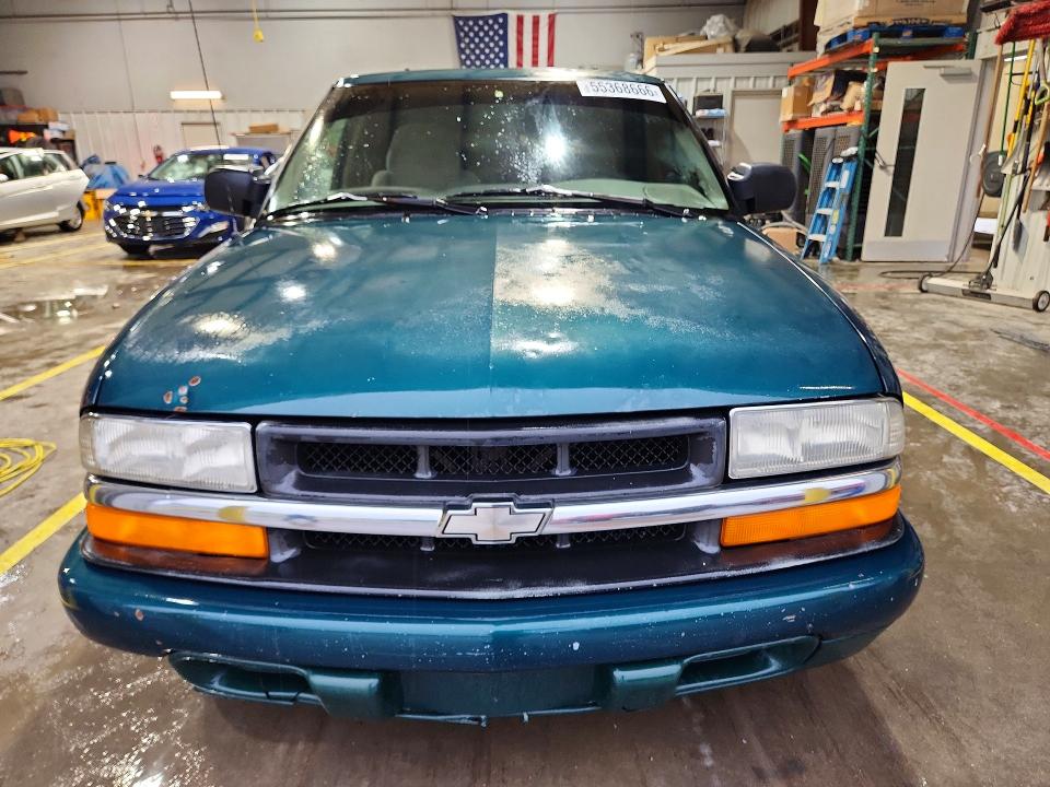 55368666 :رقم المزاد ، 1GCCS19X2W8133172 vin ، 1998 Chevrolet S Truck مزاد بيع