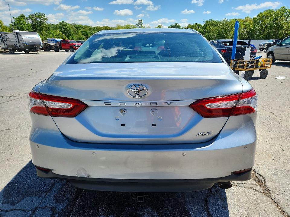 52297216 :رقم المزاد ، 4T1B11HK9JU062097 vin ، 2018 Toyota Camry مزاد بيع