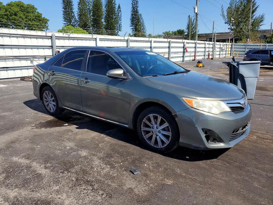 53661556 :رقم المزاد ، 4T1BK1FK1DU530456 vin ، 2013 Toyota Camry مزاد بيع