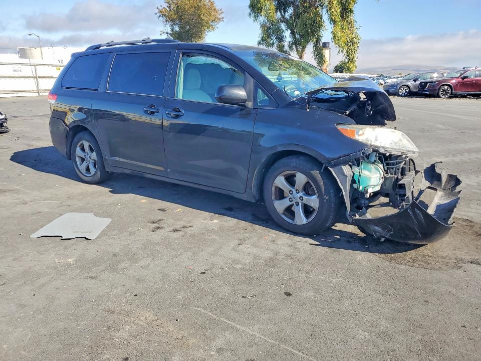 54724836 :رقم المزاد ، 5TDKK3DCXCS207392 vin ، 2012 Toyota Sienna مزاد بيع