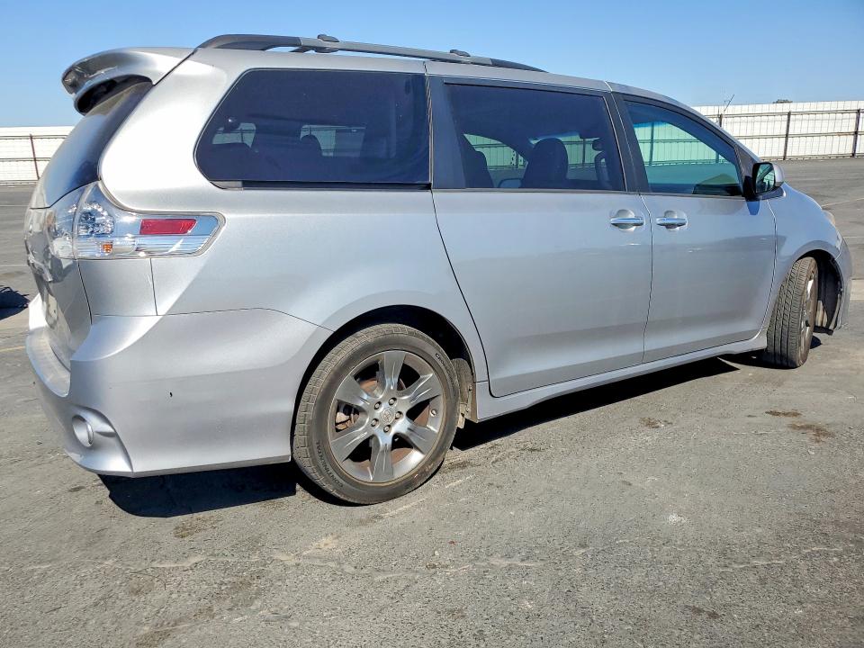 53663076 :رقم المزاد ، 5TDXZ3DC1HS853090 vin ، 2017 Toyota Sienna مزاد بيع