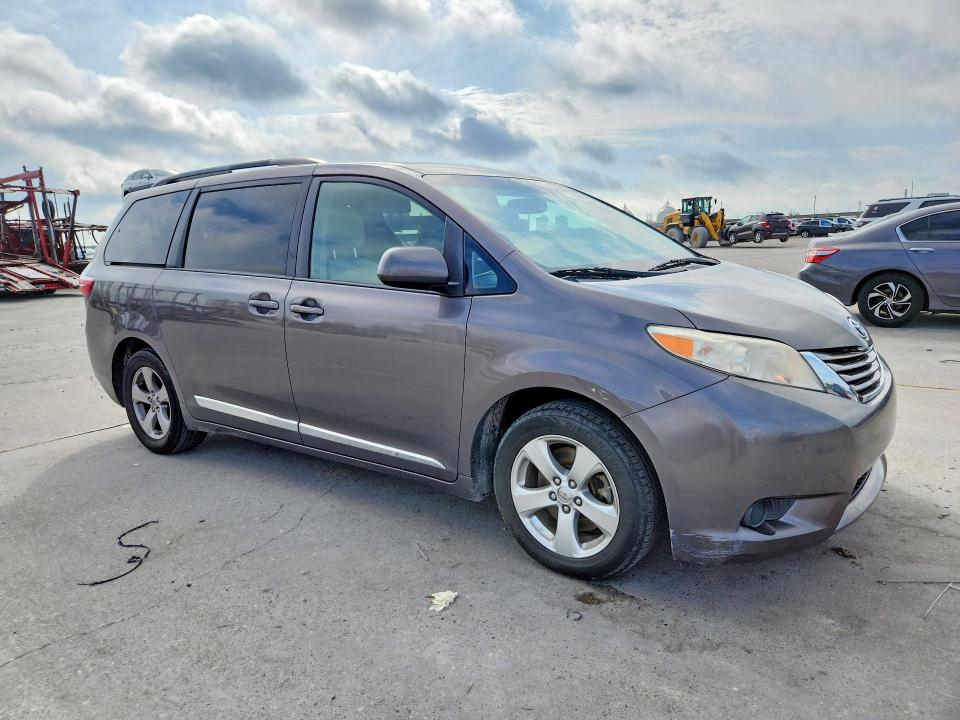 53950706 :رقم المزاد ، 5TDKZ3DC8HS841903 vin ، 2017 Toyota Sienna مزاد بيع