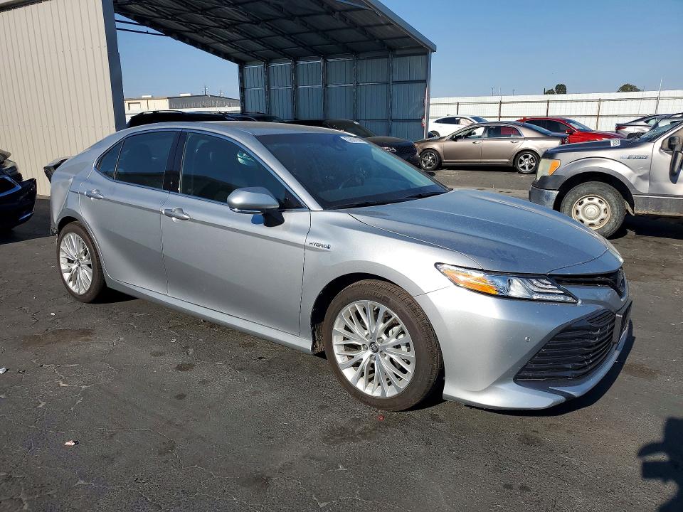 52667296 :رقم المزاد ، 4T1B21HK8JU502033 vin ، 2018 Toyota Camry Hybrid مزاد بيع