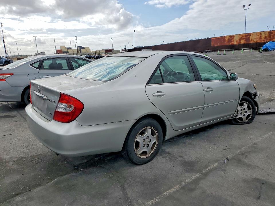 54878026 :رقم المزاد ، 4T1BF32K02U015662 vin ، 2002 Toyota Camry مزاد بيع