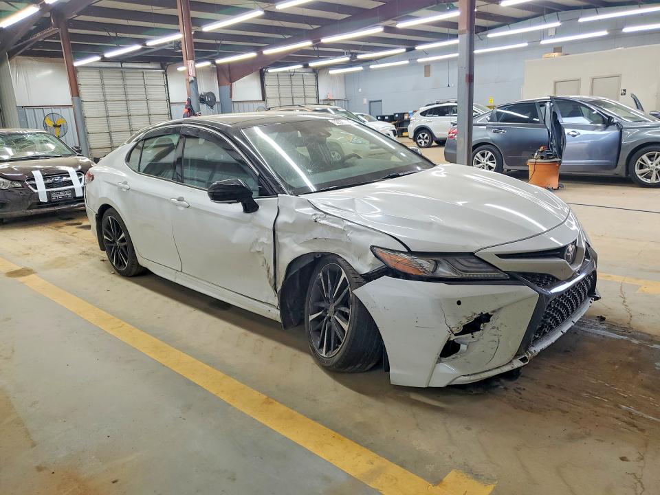 52372696 :رقم المزاد ، 4T1BZ1HK2JU021268 vin ، 2018 Toyota Camry مزاد بيع