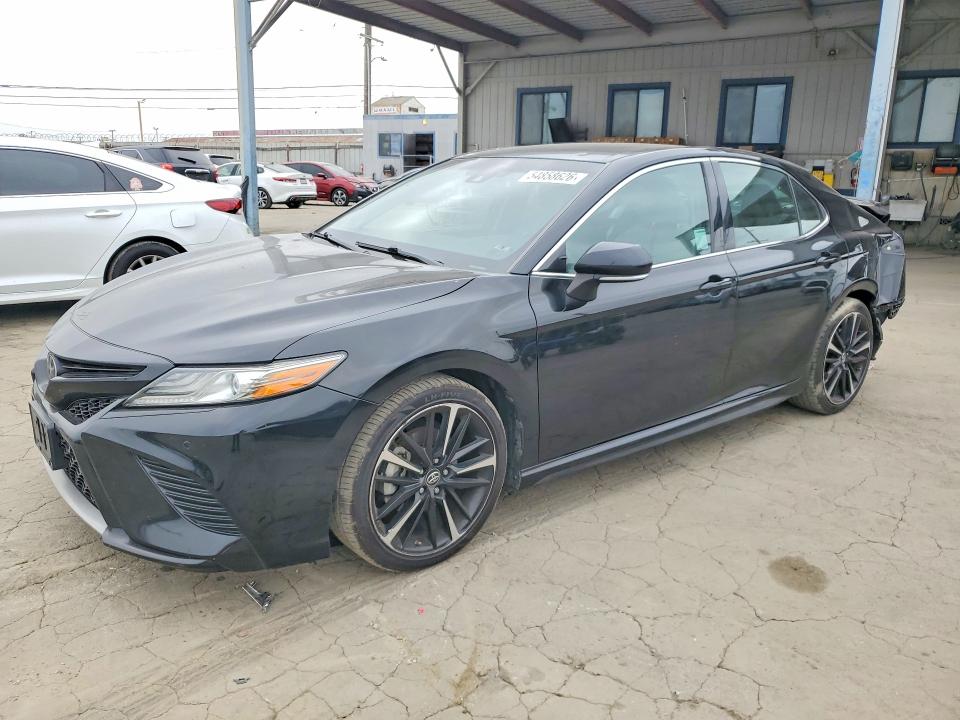 54858626 :رقم المزاد ، 4T1B61HK2JU098909 vin ، 2018 Toyota Camry مزاد بيع