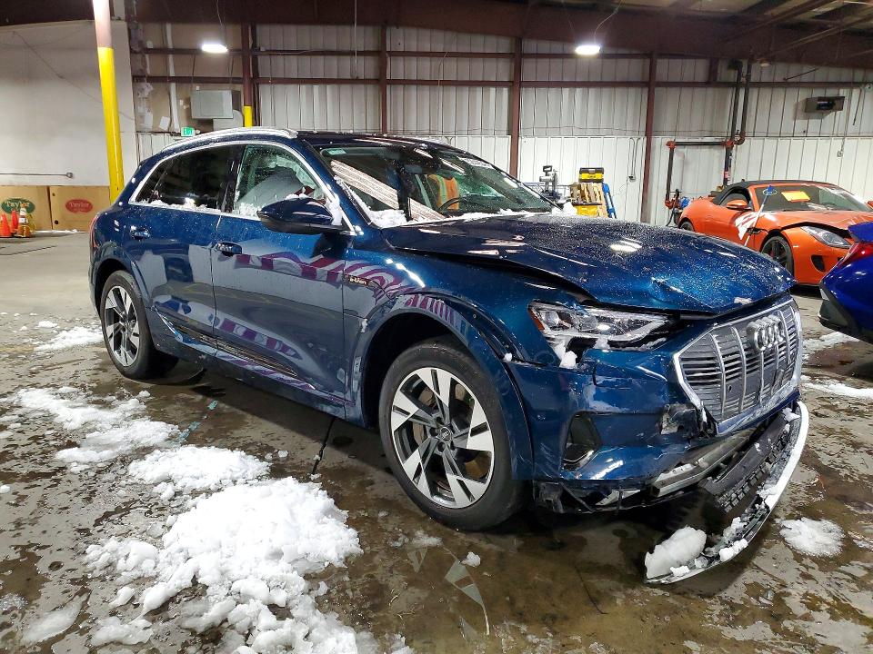 52542546 :رقم المزاد ، WA1LAAGE4NB032456 vin ، 2022 Audi E-tron مزاد بيع