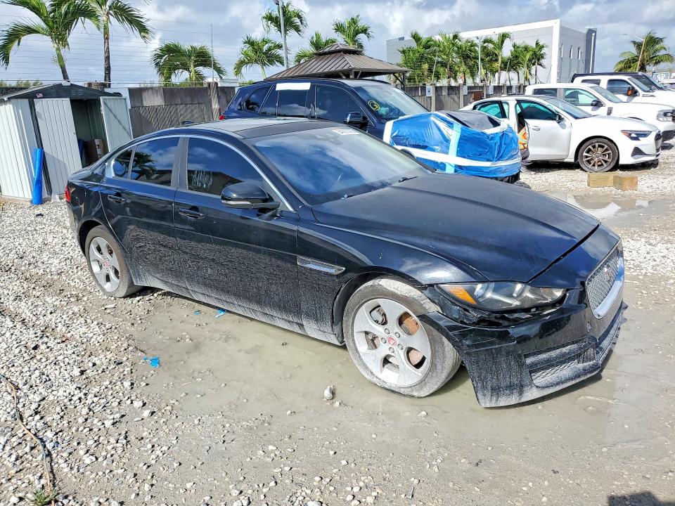 54880076 :رقم المزاد ، SAJAR4BG5HA958845 vin ، 2017 Jaguar Xe مزاد بيع