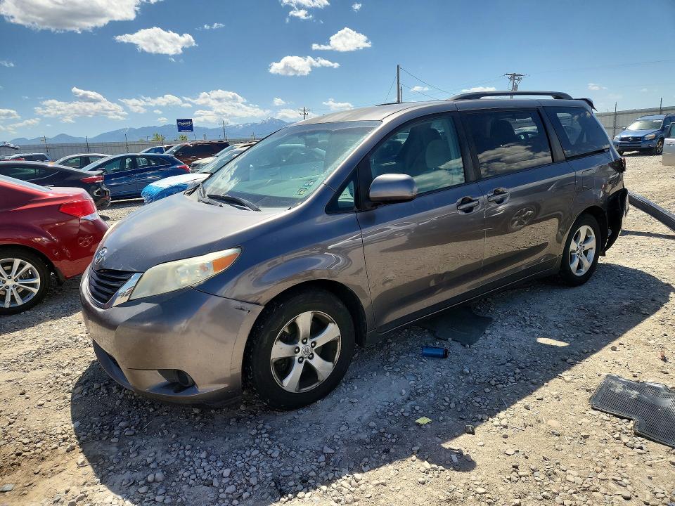55182186 :رقم المزاد ، 5TDKK3DC1BS076710 vin ، 2011 Toyota Sienna مزاد بيع