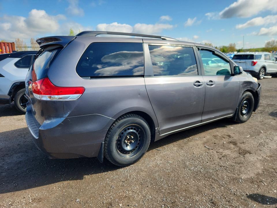 52764816 :رقم المزاد ، 5TDKK3DC5BS137122 vin ، 2011 Toyota Sienna مزاد بيع