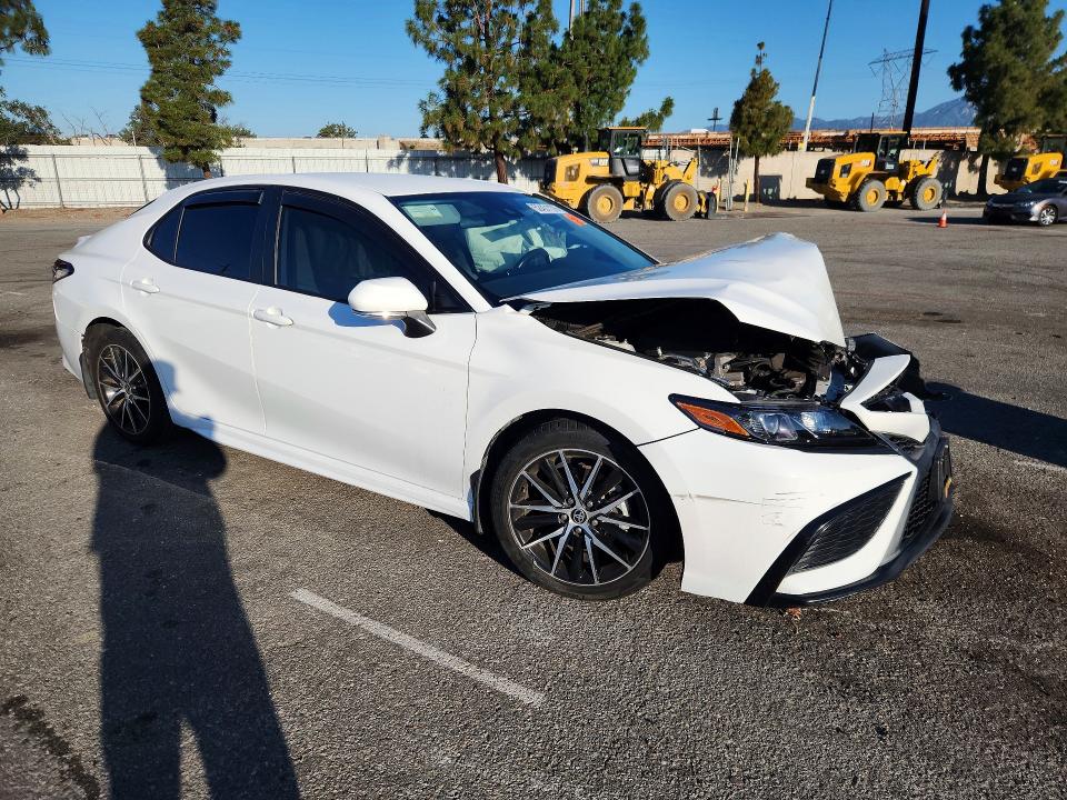 52451176 :رقم المزاد ، 4T1G11AK4NU038974 vin ، 2022 Toyota Camry مزاد بيع