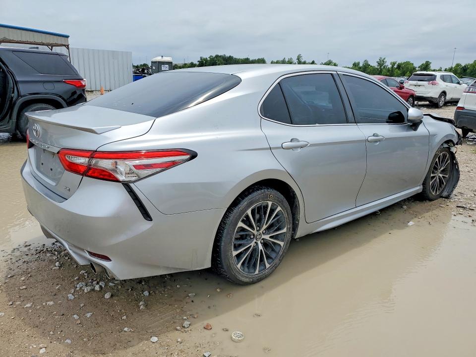 53135936 :رقم المزاد ، 4T1B11HK4JU048401 vin ، 2018 Toyota Camry مزاد بيع