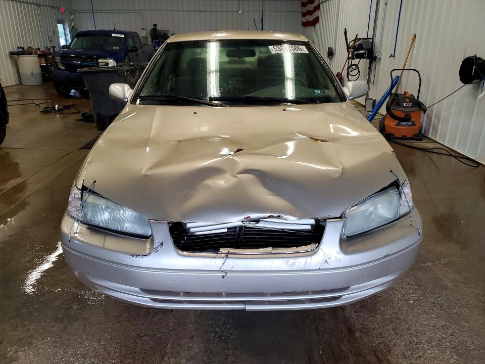 53618586 :رقم المزاد ، JT2BG22K7X0335905 vin ، 1999 Toyota Camry مزاد بيع