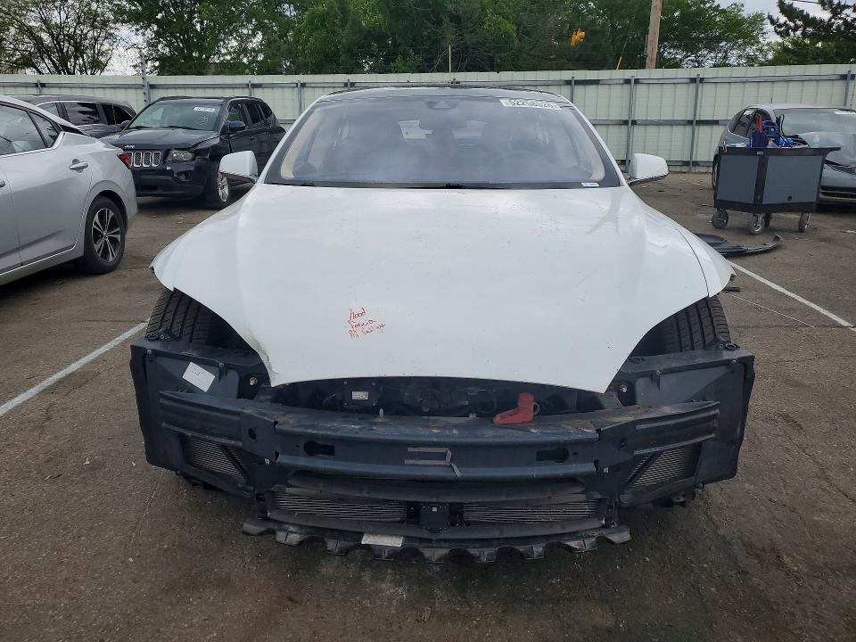 52258526 :رقم المزاد ، 5YJSA1S29FF085814 vin ، 2015 Tesla Model S مزاد بيع
