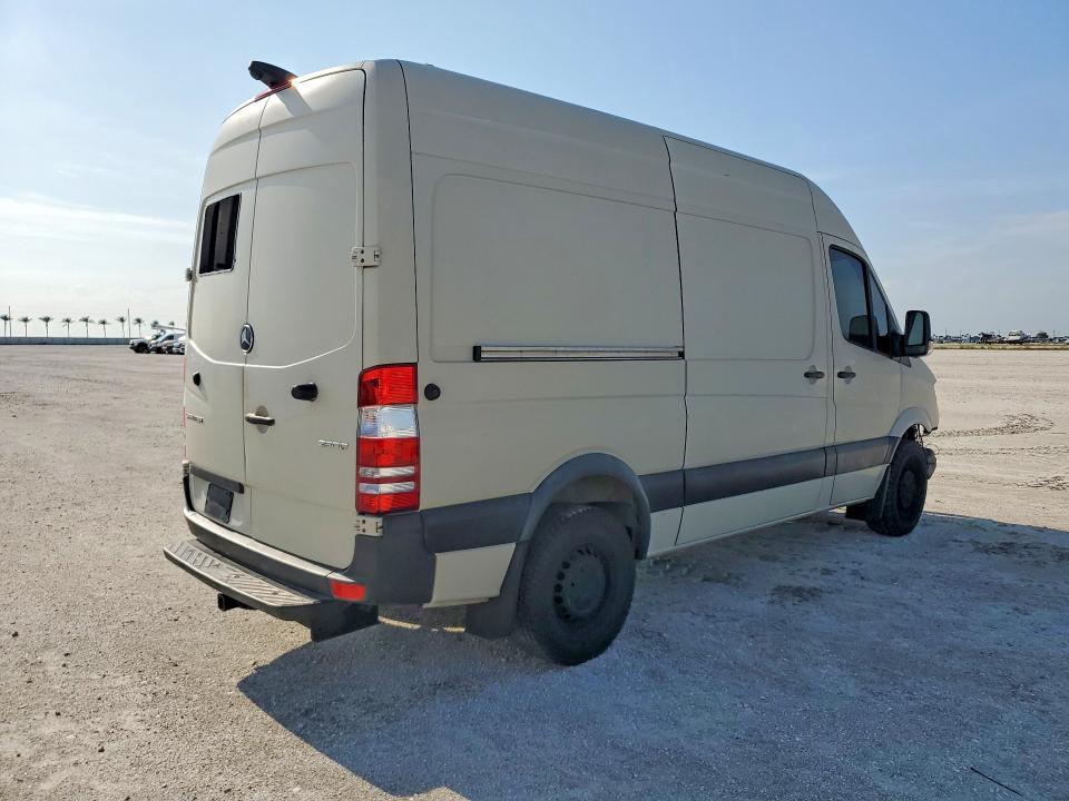 52066566 :رقم المزاد ، WD3PE7CD0JP636458 vin ، 2018 Mercedes-benz Sprinter مزاد بيع