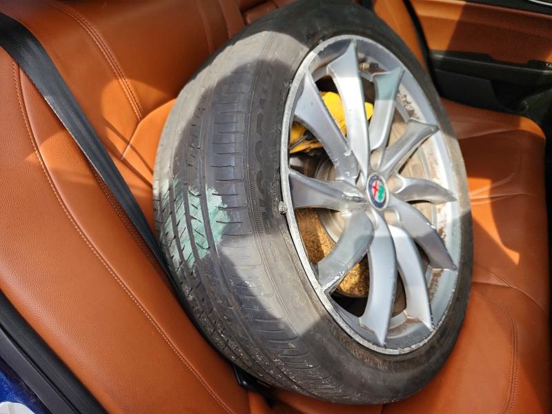 54864616 :رقم المزاد ، ZARFAEDN6H7556817 vin ، 2017 Alfa Romeo Giulia مزاد بيع