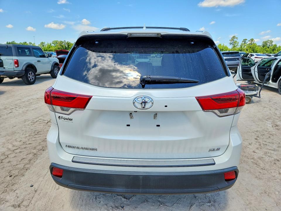 Продажа на аукционе авто 2018 Toyota Highlander, vin: 5TDKZRFH1JS549642, номер лота: 54285236