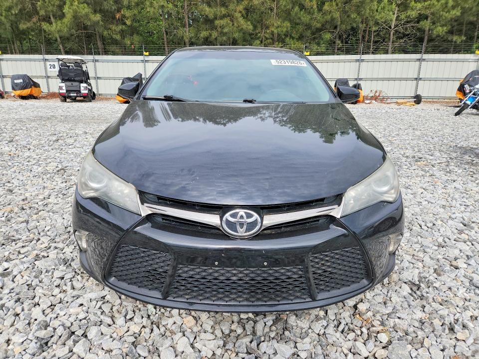 52319826 :رقم المزاد ، 4T1BF1FK3FU116067 vin ، 2015 Toyota Camry مزاد بيع