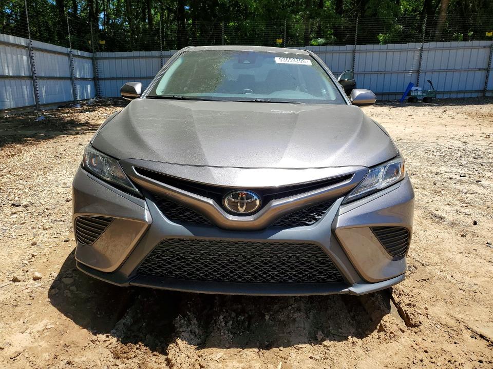 53659206 :رقم المزاد ، 4T1B11HK9JU516137 vin ، 2018 Toyota Camry مزاد بيع