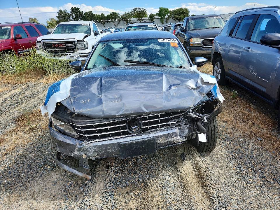 54620716 :رقم المزاد ، 1VWAT7A37HC008973 vin ، 2017 Volkswagen Passat مزاد بيع