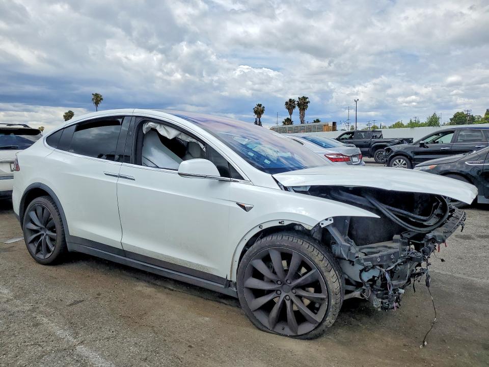 52450816 :رقم المزاد ، 5YJXCBE26JF137362 vin ، 2018 Tesla Model X مزاد بيع