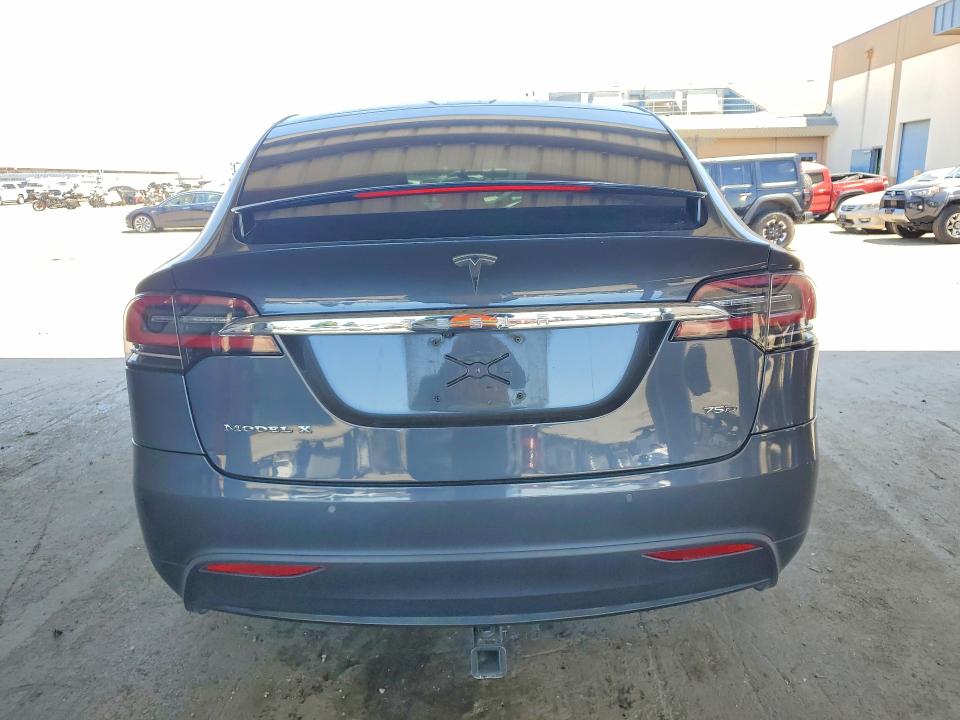 54188636 :رقم المزاد ، 5YJXCAE22JF139572 vin ، 2018 Tesla Model X مزاد بيع