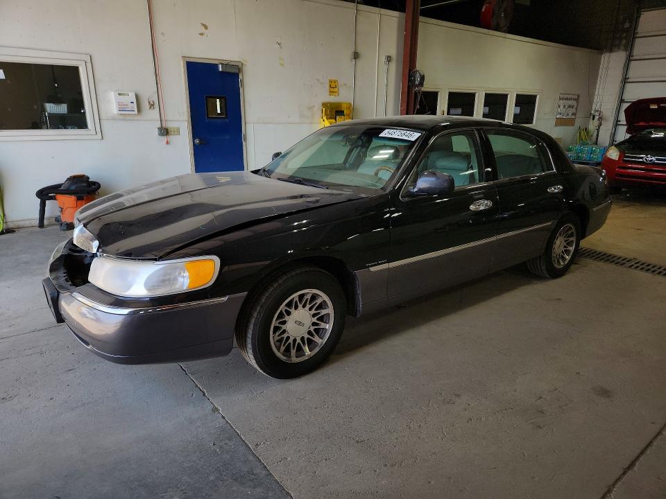 2001 Lincoln Town Car მანქანა იყიდება აუქციონზე, vin: 1LNHM82W11Y607823, აუქციონის ნომერი: 54875846