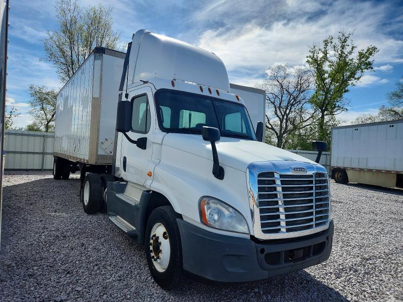46200246 :رقم المزاد ، 1FUBGEDV0GLHC5640 vin ، 2016 Freightliner Cascadia 125 مزاد بيع