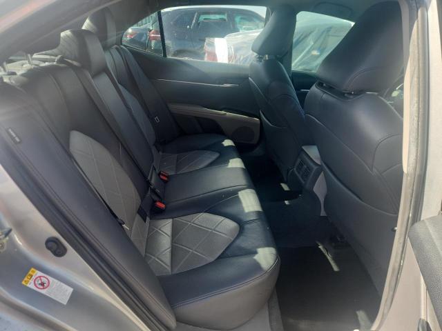 52181036 :رقم المزاد ، 4T1B11HK8JU133032 vin ، 2018 Toyota Camry مزاد بيع