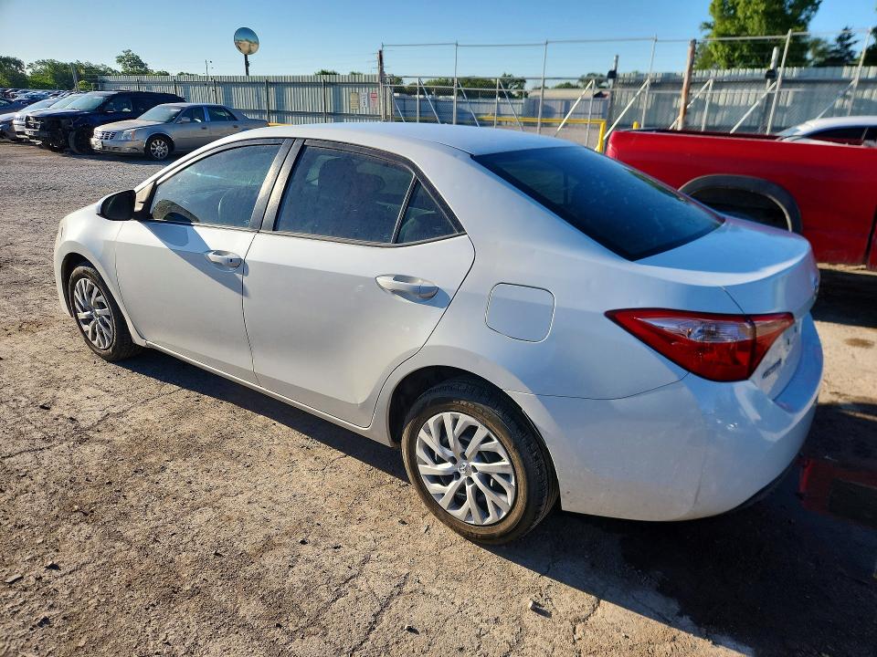 52185256 :رقم المزاد ، 5YFBURHE0JP749826 vin ، 2018 Toyota Corolla مزاد بيع