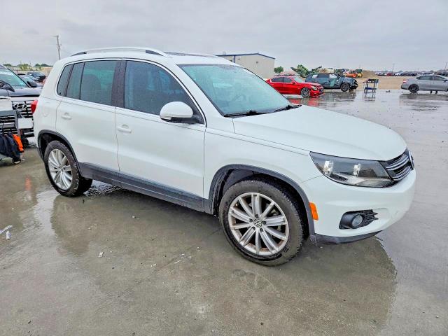 2015 Volkswagen Tiguan მანქანა იყიდება აუქციონზე, vin: WVGAV7AX8FW598611, აუქციონის ნომერი: 52057156