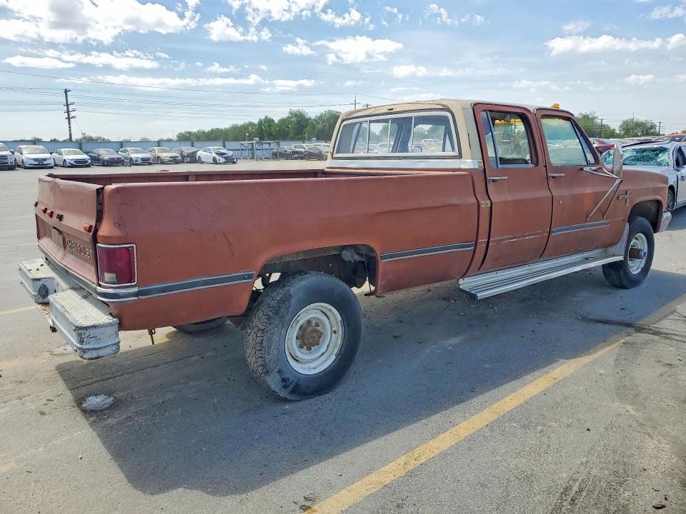 52026986 :رقم المزاد ، 1GCHK33M2DS109938 vin ، 1983 Chev K30 مزاد بيع