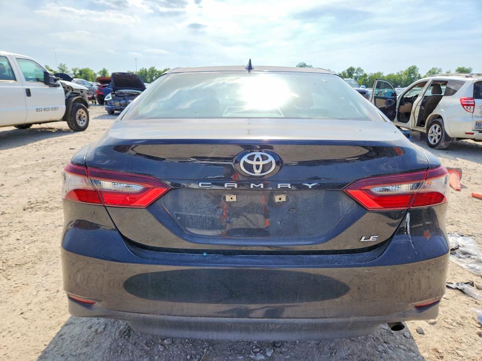 53576736 :رقم المزاد ، 4T1C11AK5NU010440 vin ، 2022 Toyota Camry مزاد بيع