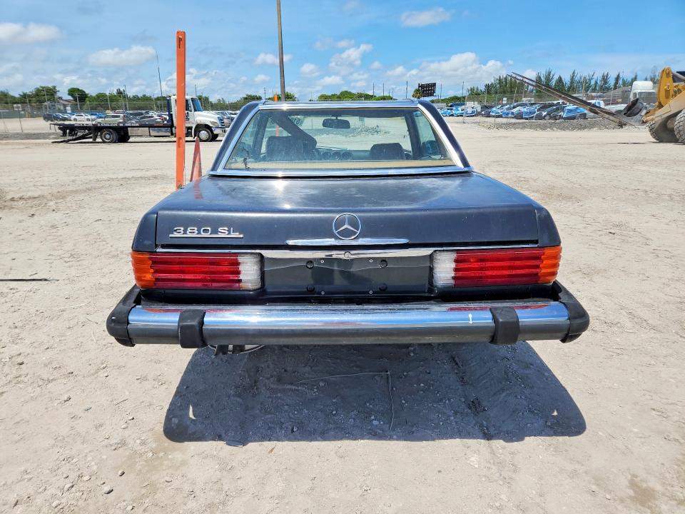 51965926 :رقم المزاد ، WDBBA45C1FA024213 vin ، 1985 Mercedes-benz 380 مزاد بيع